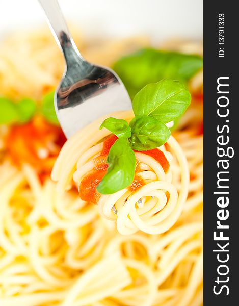 Spaghetti with tomato sauce and fresh basil