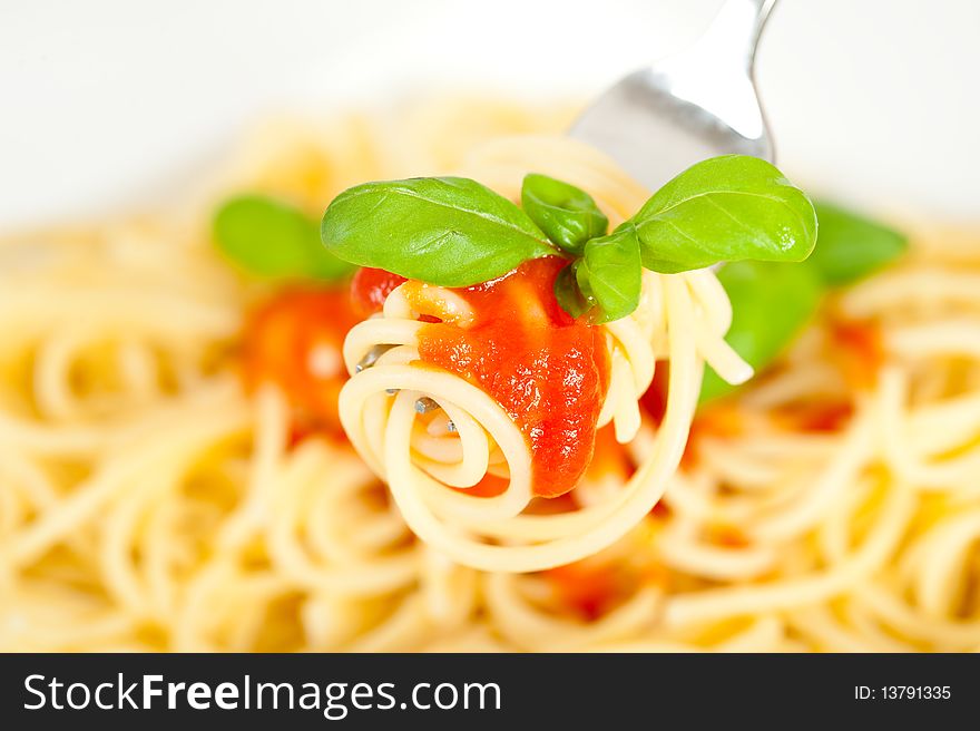 Spaghetti with tomato sauce and fresh basil