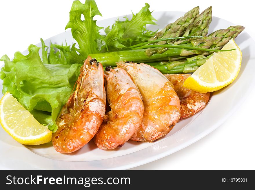 Fried shrimps with vegetables and lemon