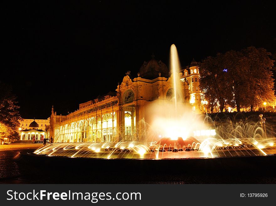 Night scenery of musical fountain show and the main cast-iron colonnade in MariÃ¡nskÃ©. Night scenery of musical fountain show and the main cast-iron colonnade in MariÃ¡nskÃ©