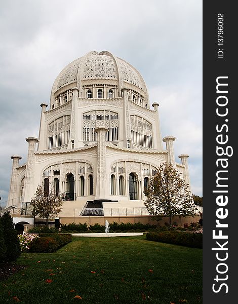 BahÃ¡'Ã­  House of Worship, a white temple, in Linden, Chicago. BahÃ¡'Ã­  House of Worship, a white temple, in Linden, Chicago