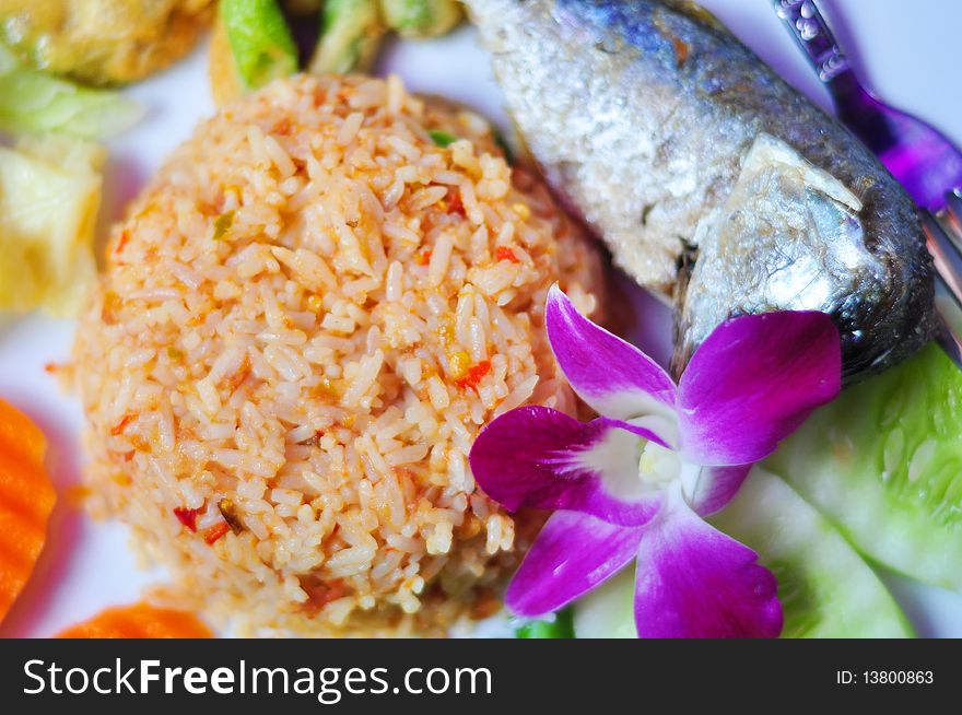 Thai food, it' s kao-pad-nam-prik-long-luar.