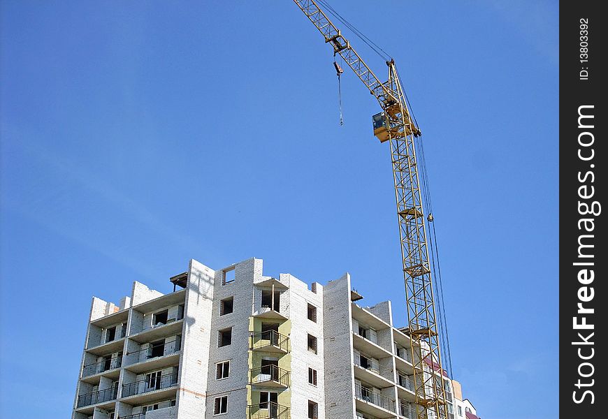 The tower crane and apartment house building