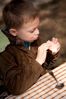 Boy Enjoing The Bred And Butter On The Open Air Stock Photography Boy Enjoing The Bred And Butter On The Open Air Stock Photography