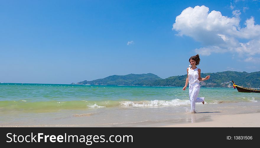 Girl runs at the sea