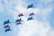 SU-27 And MIG-29 Fighters Performing Aerobatics Stock Photography SU-27 And MIG-29 Fighters Performing Aerobatics Stock Photography