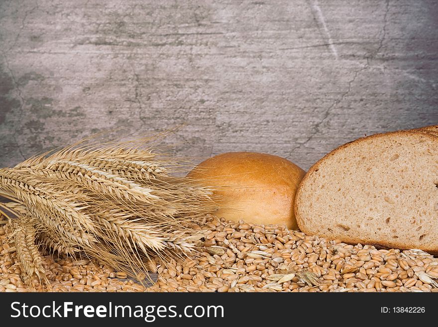 Wheat grain and bread slices