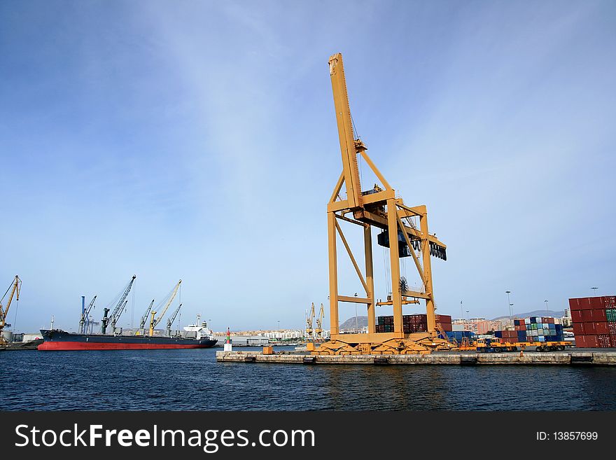 Crane in the public quay in Alicante