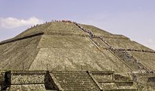 Pilgrims Climbing The Pyramid Of The Sun Royalty Free Stock Photos