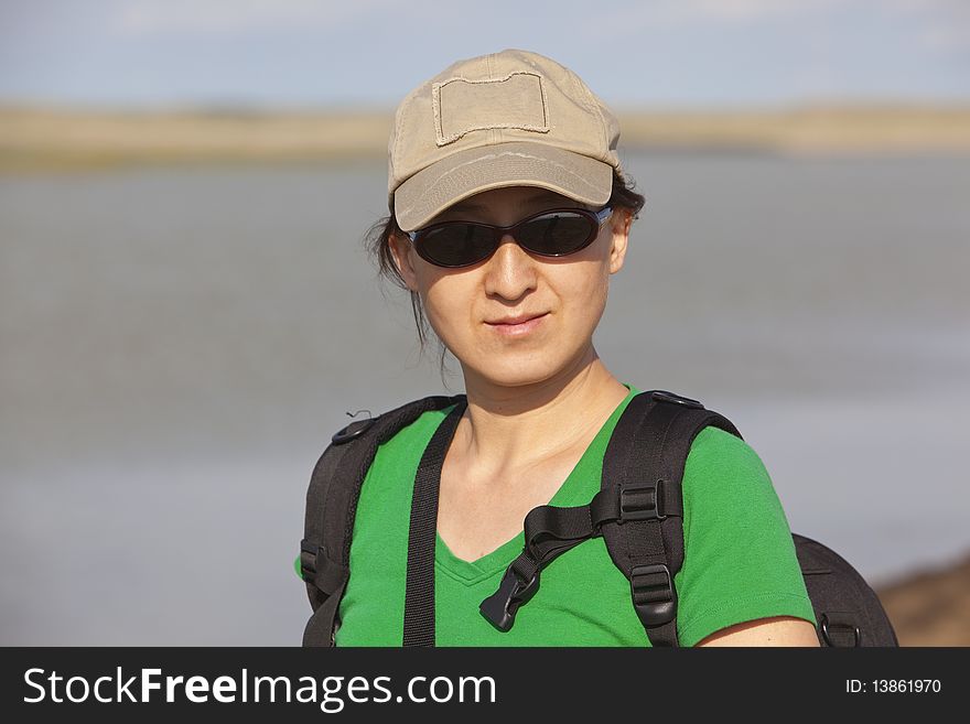 Asian lady with sunglasses in front of the lake