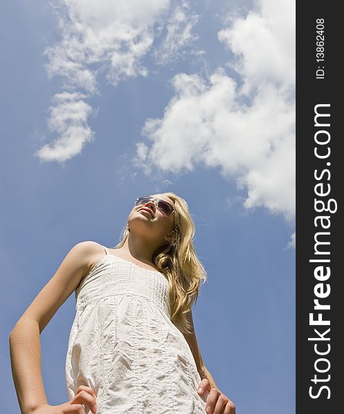 Teenager girl with sunglasses posing in the sunshine