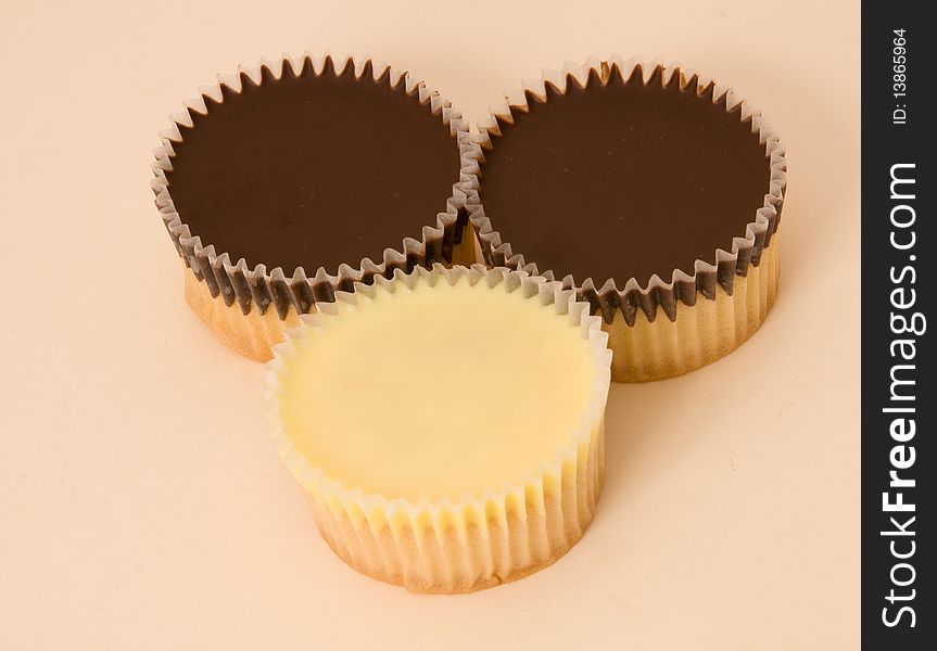 Homemade Cupcakes on a cream background. A cupcake is a small cake designed to serve one person, which may be baked in a small thin paper or aluminium cup. As with larger cakes, icing and other cake decorations such as fruit and candy may be applied. a small cake, the size of an individual portion, baked in a cup-shaped mould. Older Slang. A sexually attractive young woman. a beloved girl or woman. Noun. cupcake &#x28;plural cupcakes&#x29; A small cake baked in a paper container shaped like a cup, often with icing on top. &#x28;slang&#x29; An attractive young woman. &#x28;slang&#x29; A weak or effeminate man. Cupcakes are small, tasty snack cakes that are favoured for their portability and portion control. They are batter cakes baked in a cup-shaped foil or temperature resistant paper. A cupcake can be prepared from a variety of formulations and can be decorated with cream and icings. The mixing process and the consistency of the batter differentiate cupcakes and muffins. Cupcakes are made by creaming the butter and sugar together to create a smooth, fluffy batter.  Muffin batter, on the other hand, is beaten briefly and remains relatively lumpy. This makes for a more dense baked good.