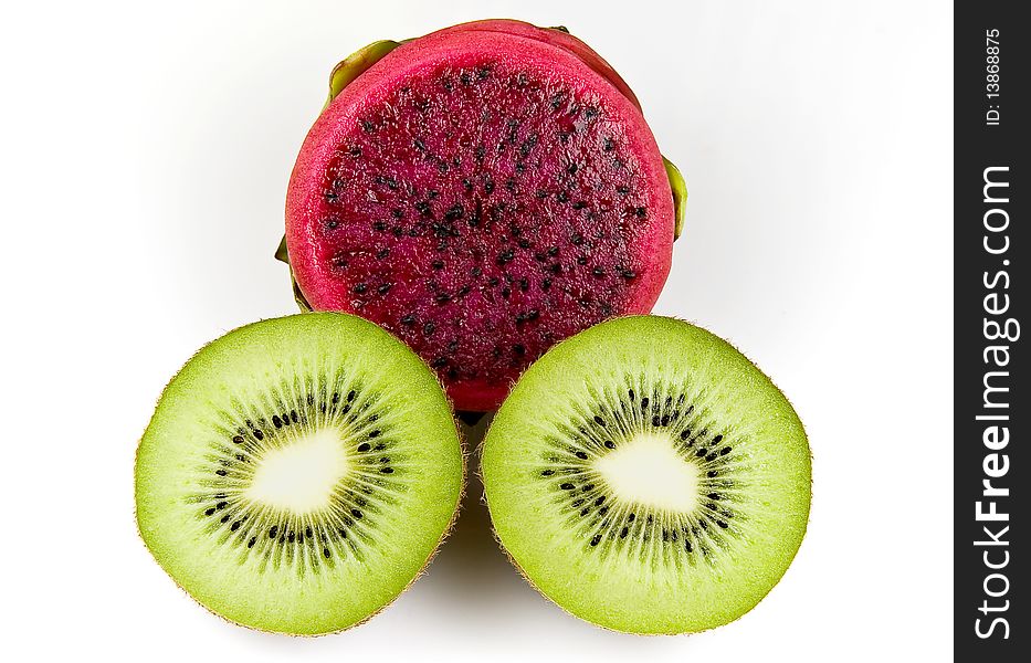 Freshly sliced kiwi and dragon fruit