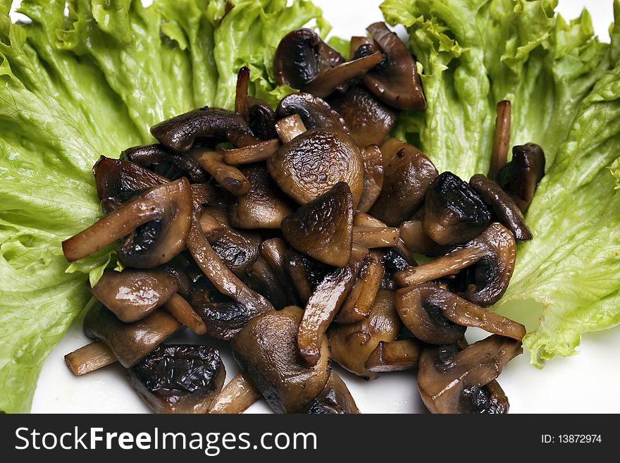 Grilled mushrooms champignon on salat