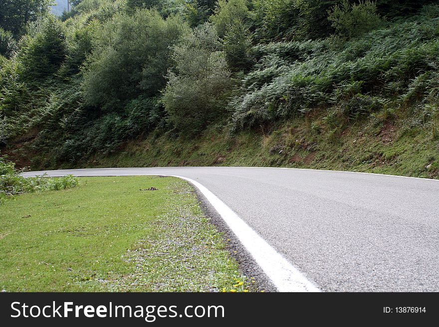 Curls in road of high mountain, Quinto Real (Quintoa), french pirineo. Curls in road of high mountain, Quinto Real (Quintoa), french pirineo.