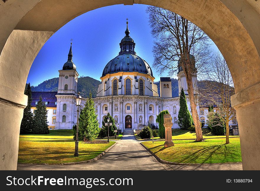 Kloster Ettal durch den Torbogen