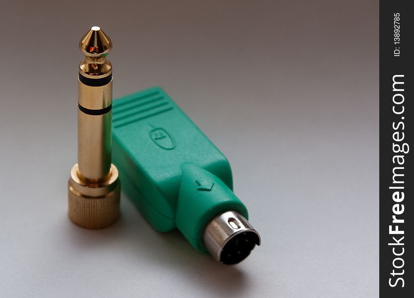 Gold mini jack for headphones and green PS2/USB for mouse adapter. Gold mini jack for headphones and green PS2/USB for mouse adapter.