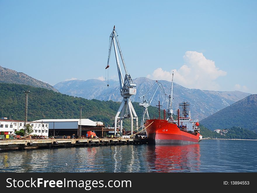 Shipyard crane and ship repairing