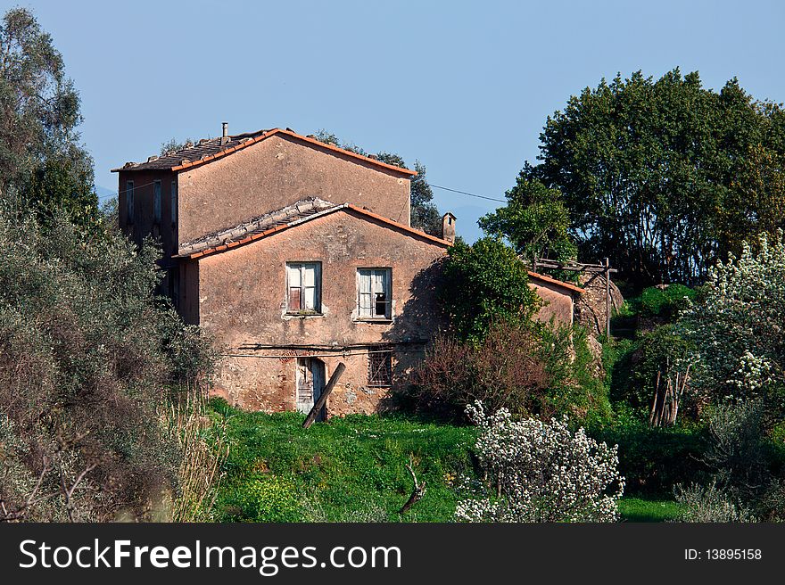 This abandoned house in the past may have been inhabited by the farmers.
Constructions like this are often restored and converted into little villas. This abandoned house in the past may have been inhabited by the farmers.
Constructions like this are often restored and converted into little villas.