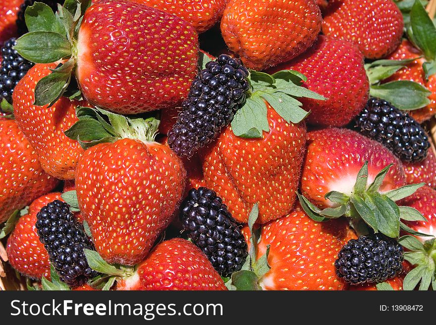 Strawberries and blackberries wallpaper