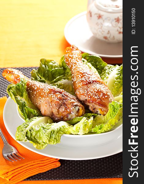 Caramelized chicken thighs with sesame and lettuce