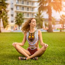 Free Young Beautiful Girl Wearing Fashion Swimsuit Monokini Royalty Free Stock Photos - 139115808