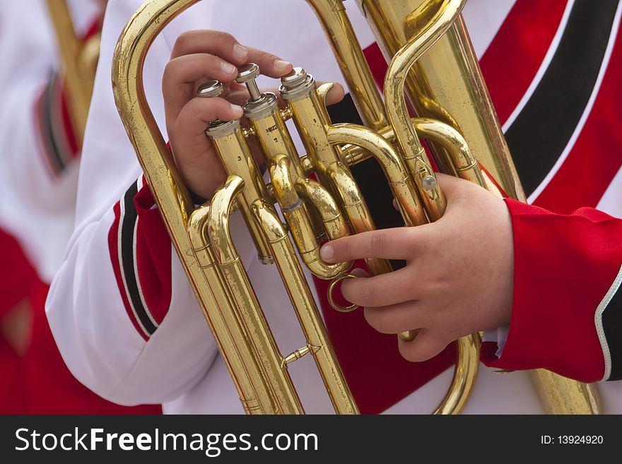 Playing french horn instrument hands