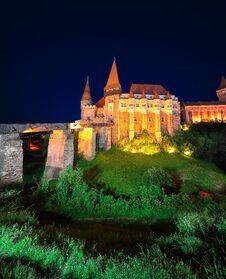 Beautiful Night Panorama Of The Hunyad Castle / Corvin`s Castle With Wooden Bridge Royalty Free Stock Images
