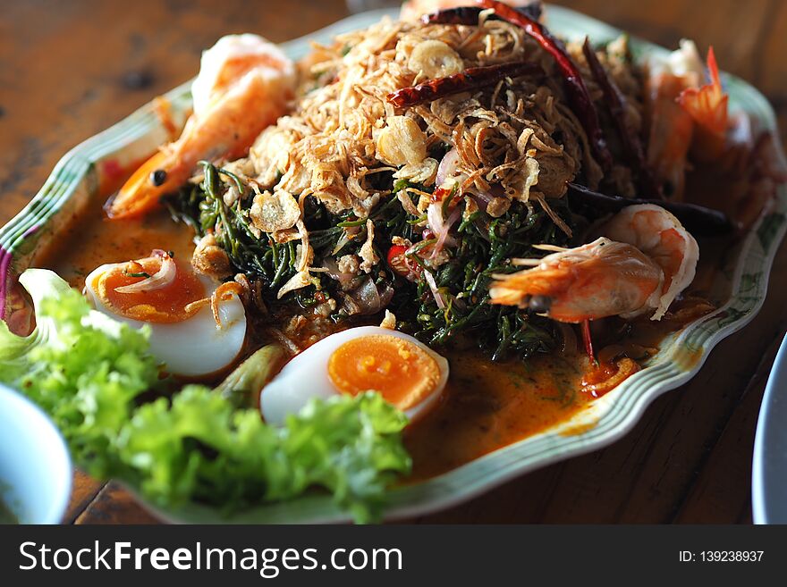 Salad leaves Suaeda maritima and shrimp Thai seafood with boiled egg.