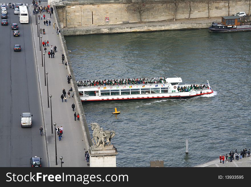 The boat on the Seine