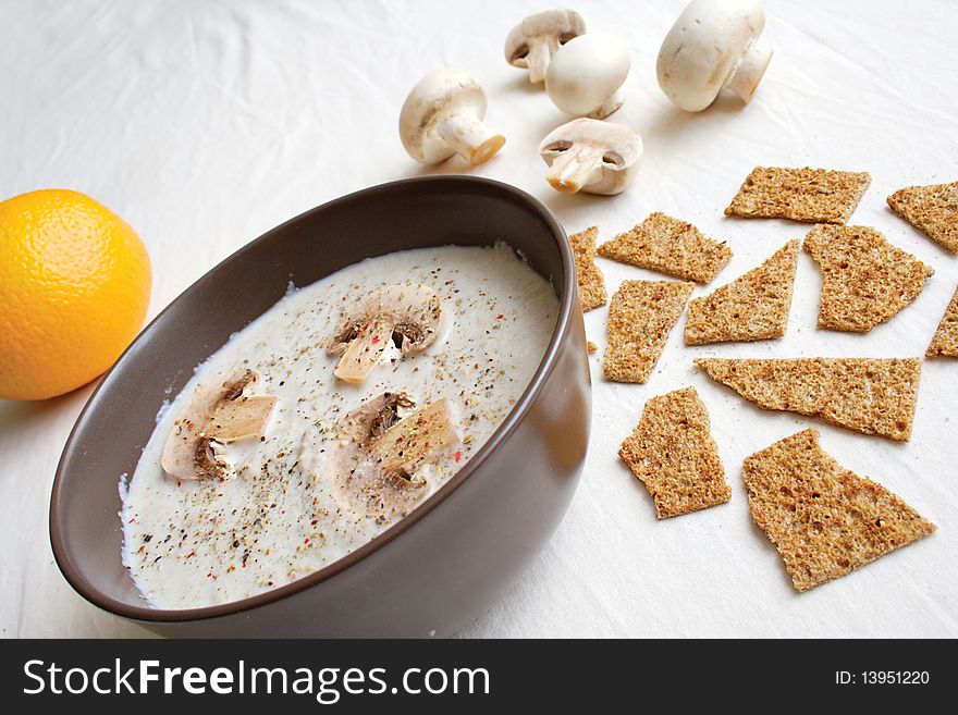 A food composition with mushroom cream soup and crispy bread