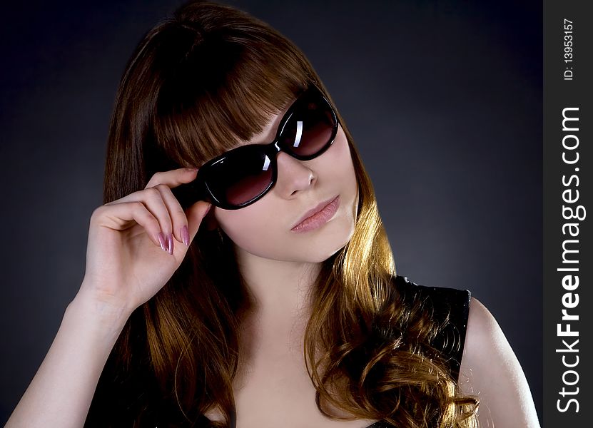 Fashion portrait of young beautiful woman wearing sunglasses
