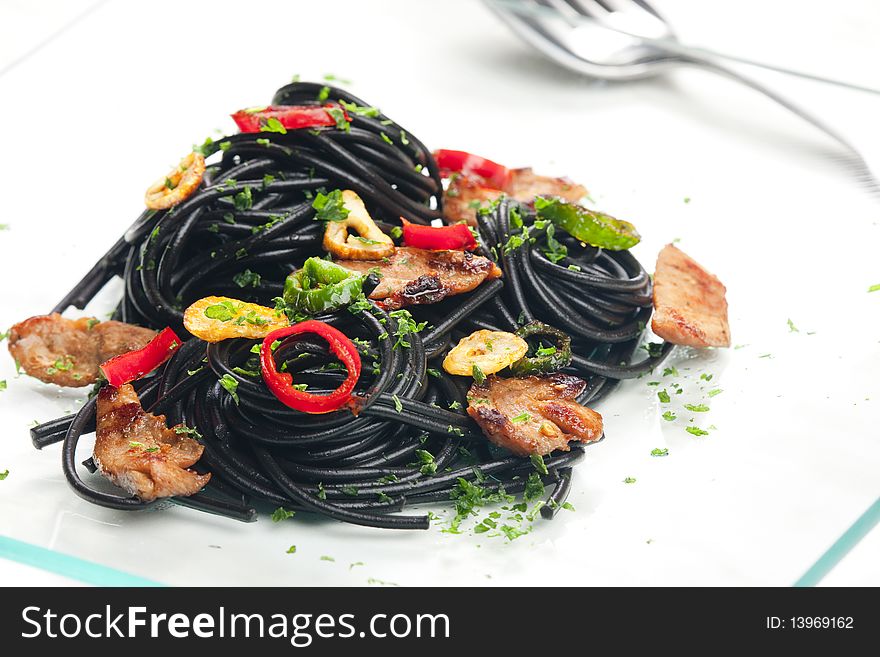 Sepia spaghetti with turkey meat and chilli