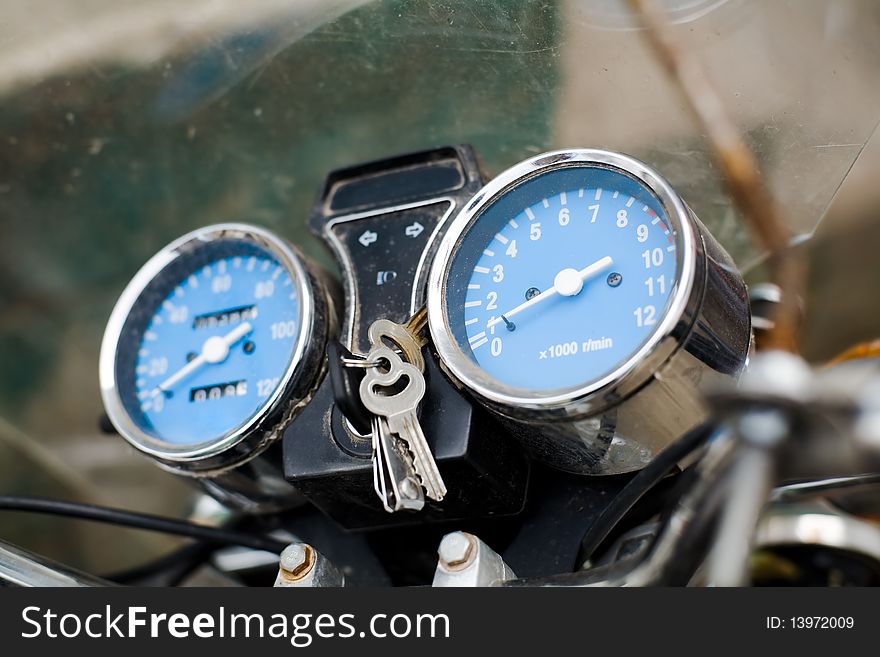 An image of a speedometer of a motocycle