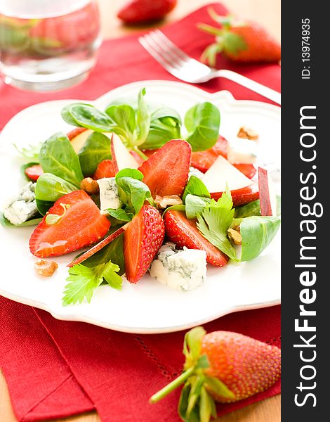 Salad with strawberries,gorgonzola,apple and walnut