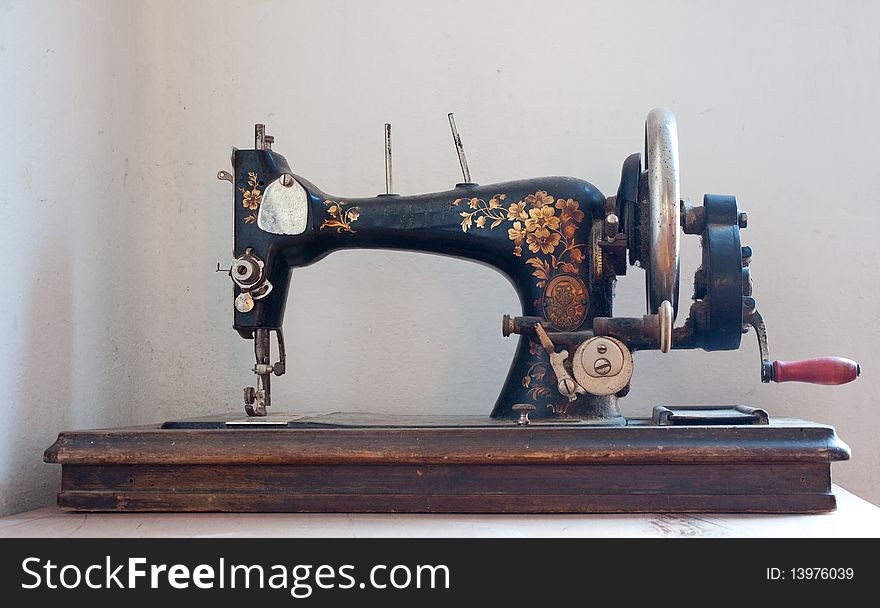 A old sewing machine dcorated with flower
