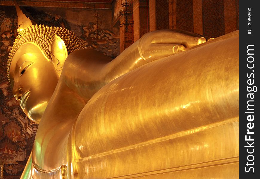 Reclining gold Buddha