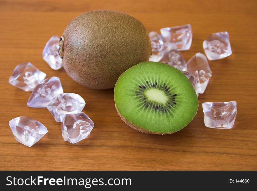 Sliced & whole kiwi fruit