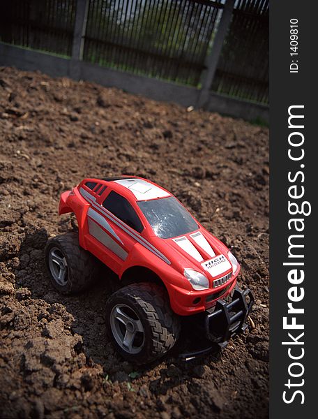 Toy off-road car