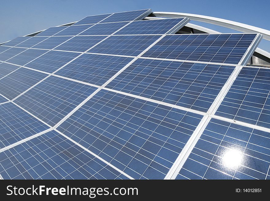 Photovoltaic solar panels arrangement