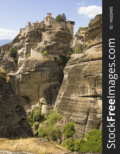 The Metéora (suspended rocks, suspended in the air or in the heavens above) is one of the largest and most important complexes of Eastern Orthodox monasteries in Greece. The Metéora (suspended rocks, suspended in the air or in the heavens above) is one of the largest and most important complexes of Eastern Orthodox monasteries in Greece.