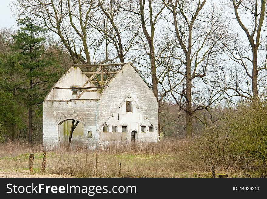 An old farmers house between the wilderness