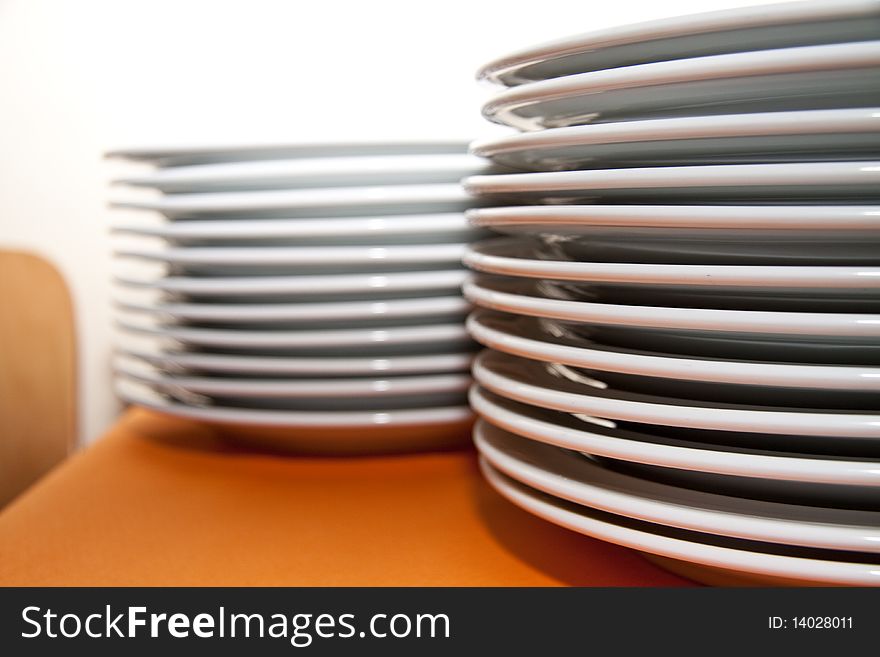 A lot of plates standing on the table