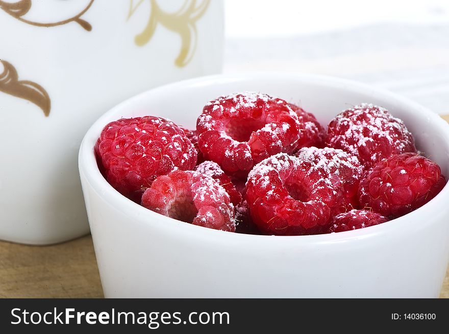 Fresh raspberries with sugar in bowl