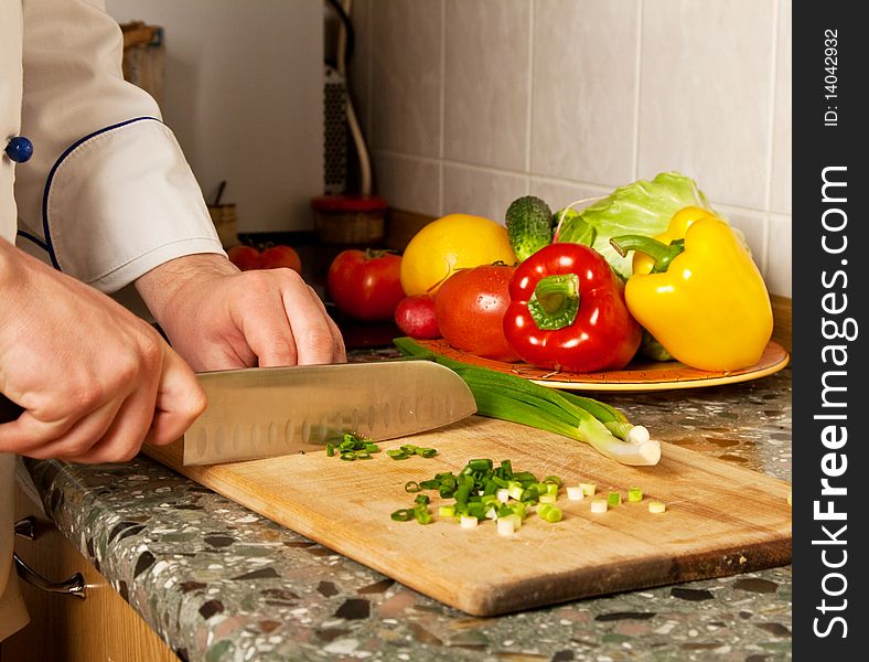 Cook chopped green onion on a wooden board
