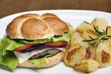 Hamburger With Roasted Potatoes Royalty Free Stock Photography Hamburger With Roasted Potatoes Royalty Free Stock Photography