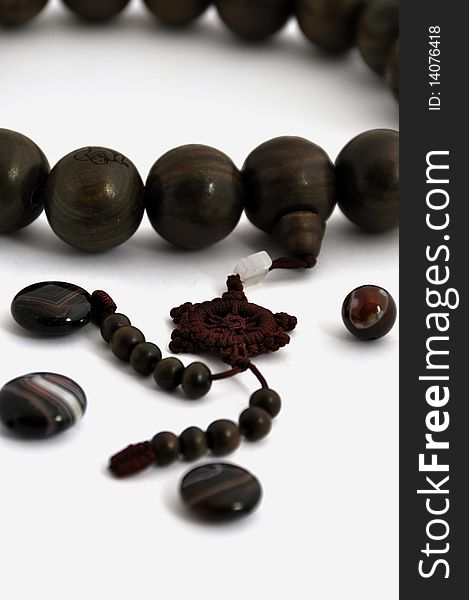 A string of wooden beads used by Buddhist or monk, and few agatge mall ball. A string of wooden beads used by Buddhist or monk, and few agatge mall ball.