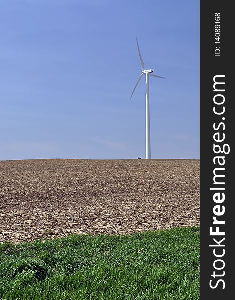 A single wind turbine in DeKalb, Illinois