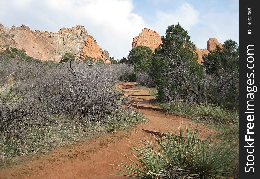 A trail leading to the natural wonders of the garden Of The Gods which is a National park in Colorado and attracts visitors from around the world to view the natural beauty.