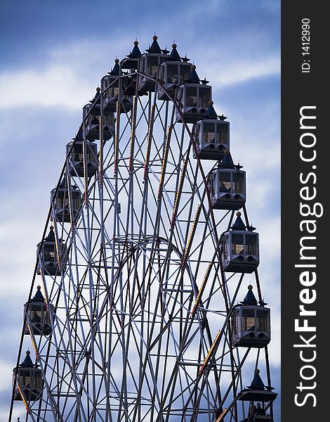 An evening ferris wheel at an amusement park